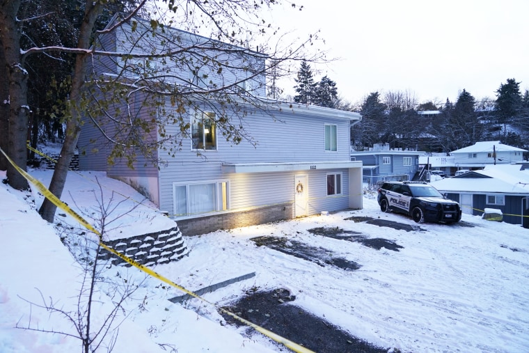 Un grifo policial rodea la casa donde cuatro estudiantes de la Universidad de Idaho fueron encontrados muertos