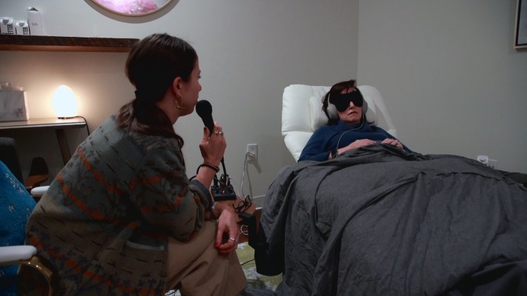 Chere Scythes, sağda, New York City'deki Field Trip Health'te bir ketamin seansı sırasında rehberli meditasyonu dinliyor