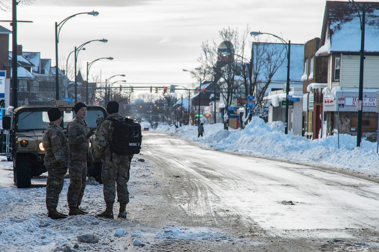 I membri della Guardia Nazionale stanno assistendo nei soccorsi a Buffalo