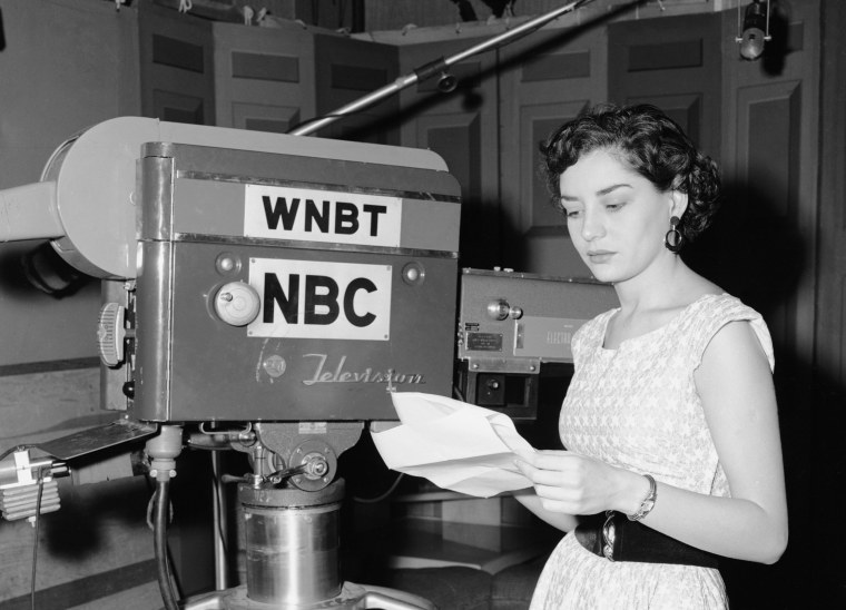 Barbara Walters trabaja como productora para "El show de Kathi Norris" en 1953.