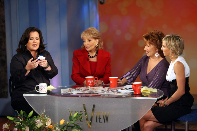 Barbara Walters con los coanfitriones Rosie O'Donnell, izquierda, Joy Behar y Elisabeth Hasselbeck, derecha, en "La vista," en 2006.