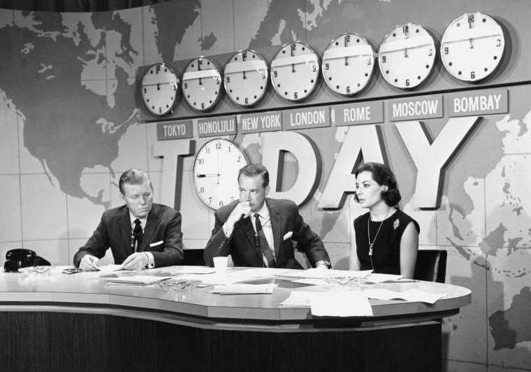 Desde la izquierda, Jack Lescoulie, Hugh Downs y Barbara Walters de NBC News informan sobre el asesinato del presidente John F. Kennedy el 23 de noviembre de 1963. 