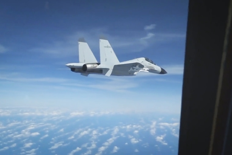 Las imágenes capturadas el 21 de diciembre de 2022 muestran un avión de combate chino volando cerca de un avión de vigilancia estadounidense en el espacio aéreo internacional sobre el Mar de China Meridional. 