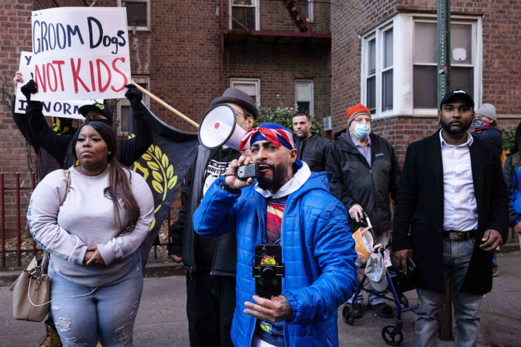 Los manifestantes se reúnen para protestar Drag Story Hour fuera de la Biblioteca Pública de Queens en Nueva York