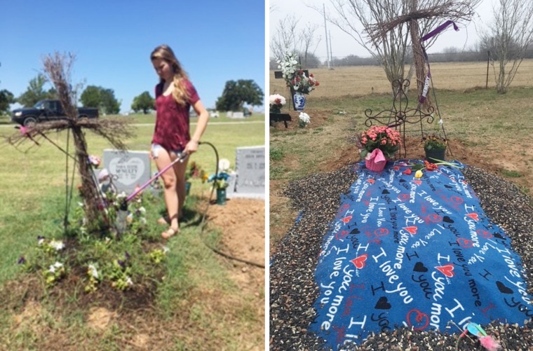 Hailey McNulty en la tumba de su madre Tara.