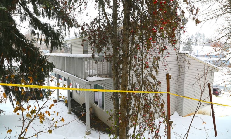 Keran polisi mengelilingi rumah tempat polisi menemukan empat mahasiswa Universitas Idaho ditikam sampai mati
