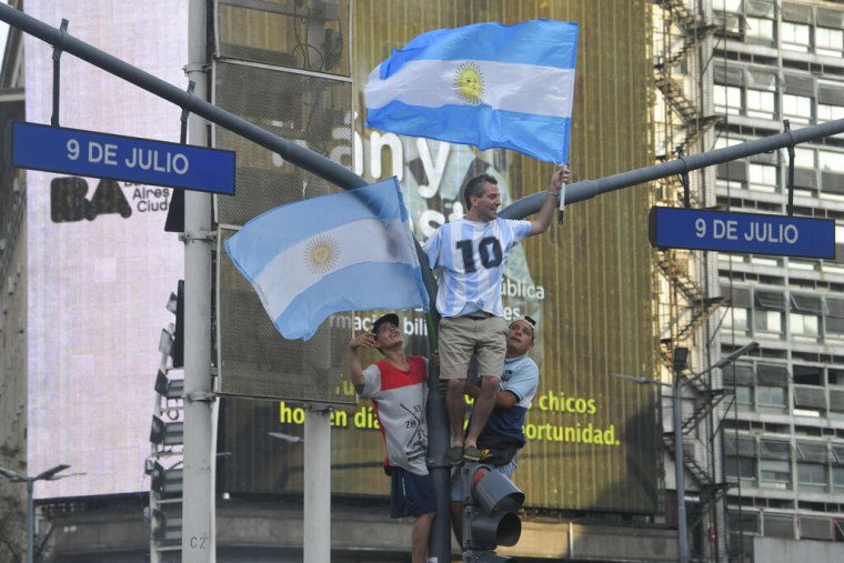 Aficionados de la selección de Argentina celebran el triunfo ante Polonia en Buenos Aires.