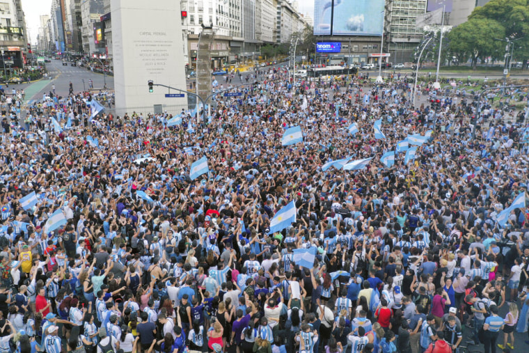 Miles de aficionados celebran en el Obelisco en Buenos Aires, Argentina el pase de la selección a los octavos de final al superar a Polonia este miércoles.