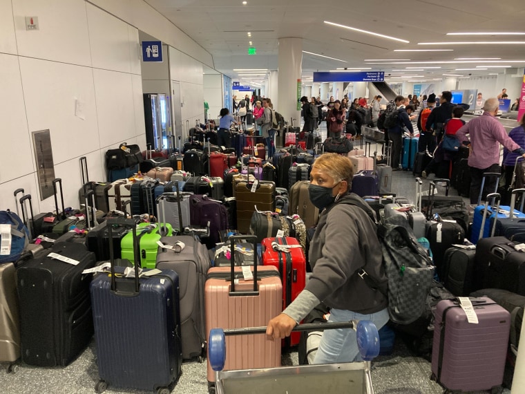 Equipaje para ser reclamado tras la cancelación de vuelos en la terminal de Southwest Airlines en el Aeropuerto Internacional de Los Ángeles, California, el lunes 26 de diciembre de 2022.