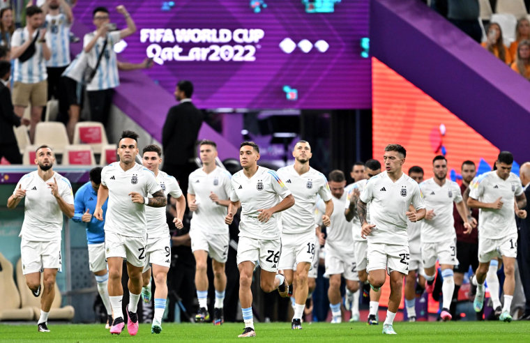 Los jugadores argentinos calientan antes de su partido de cuartos de final contra Países Bajos, el 9 de diciembre de 2022.
