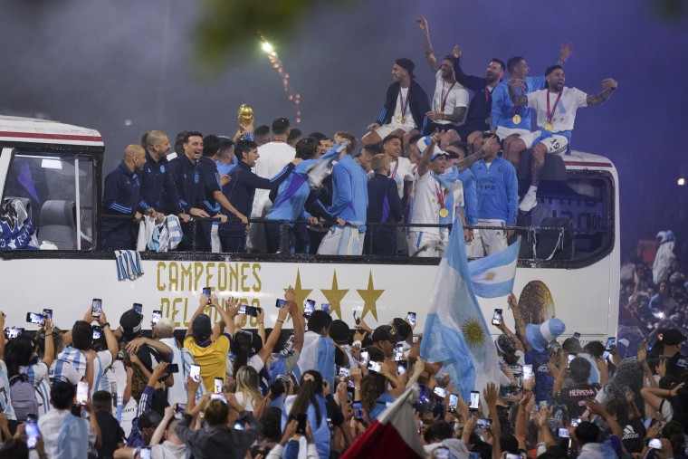 La Afición Argentina Inunda Buenos Aires Y Messi Sobrevuela El Mar De ...