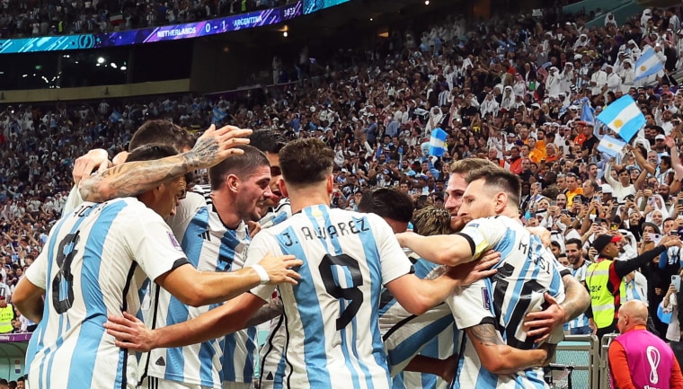 Lionel Messi y sus compañeros celebran el 1-0 sobre Países Bajos en los cuartos de final del Mundial de Catar 2022.