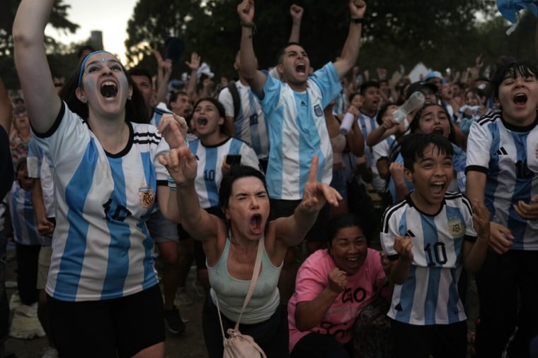 Hinchas argentinos celebran la victoria de su país desde Buenos Aires, la capital, el viernes 9 de diciembre de 2022.