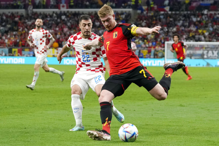 El belga Kevin De Bruyne y el croata Josip Juranovic durante su partido en la fase de grupos del Mundial.
