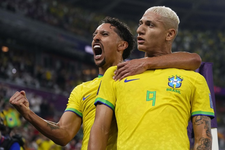 Richarlison (der.) celebra tras anotar el tercer gol de Brasil, junto a su compañero Marquinhos,  durante el partido contra Corea del Sur por los octavos de final del Mundial.