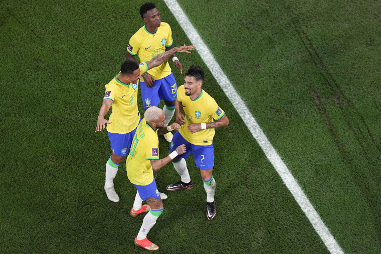 Brazil's Vinicius Junior, Danilo y Neymar bailan con Lucas Paqueta, tras la anotación del cuarto gol en el partido contra Corea del Sur, el 5 de diciembre de 2022.