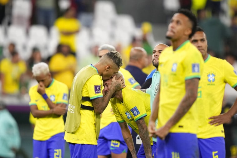 Jugadores brasileños tras la derrota 1-0 contra Croacia.