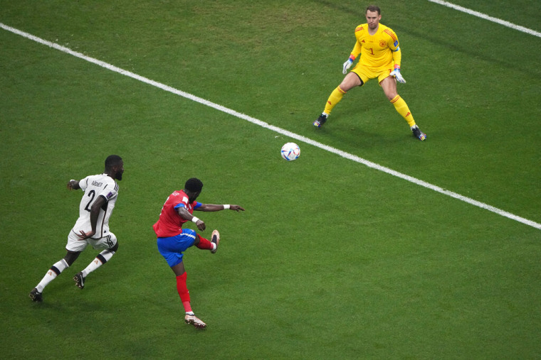 El costarricense Keysher Fuller dispara ante Manuel Neuer de Alemania.
