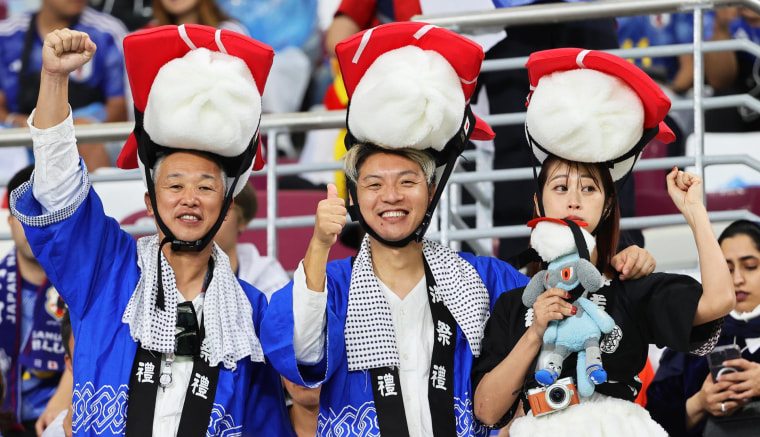 Aficionados de Japón apoyan a su equipo en el duelo contra 'La Furia Roja' española.