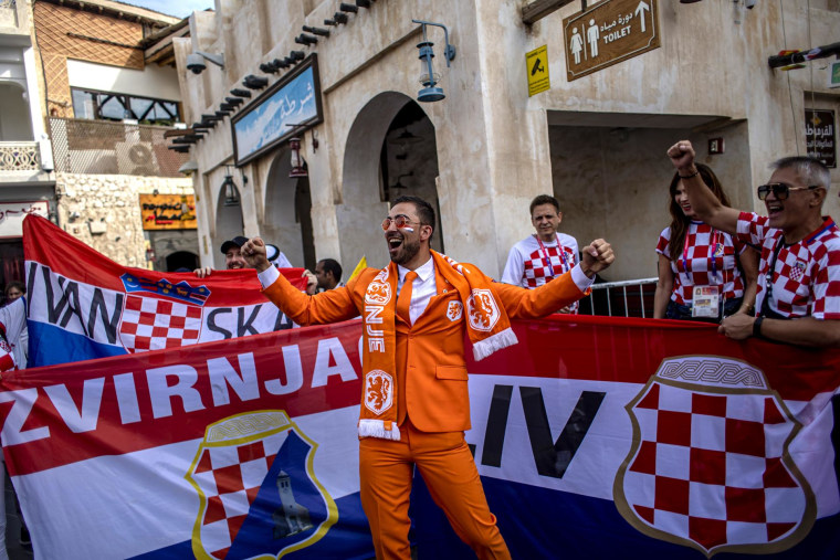 Un fan de Holanda festeja frente a otros aficionados de Croacia, este viernes 9 de diciembre antes del partido contra Argentina.