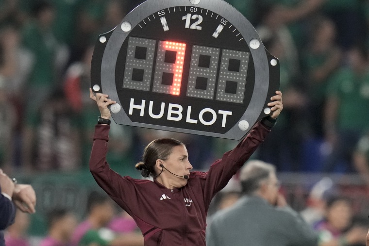 La árbitro asistente Stephanie Frappart, de Francia, muestra un cartel con siete minutos de tiempo añadido durante el partido del Grupo C del Mundial que enfrentó a México con Polonia.