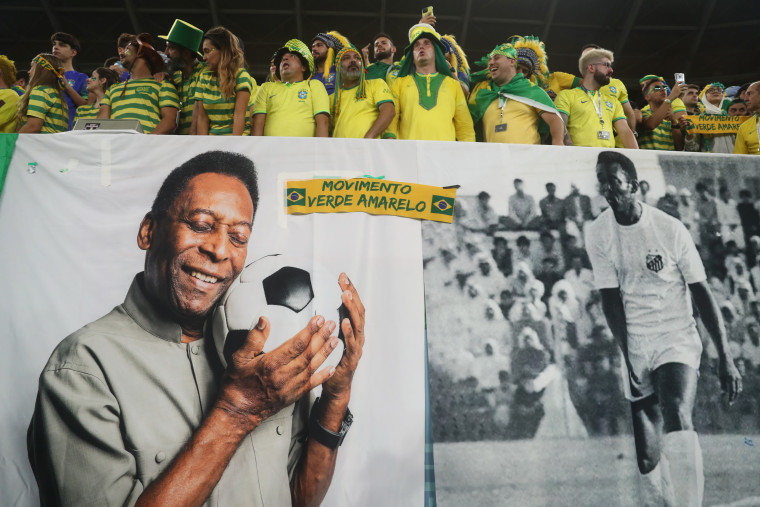 Los fanáticos de Brasil se paran detrás de una pancarta del exjugador brasileño Pelé antes del partido de la Copa Mundial de la FIFA Qatar 2022 entre Brasil y Corea del Sur el 5 de diciembre de 2022 en Doha, Qatar.
