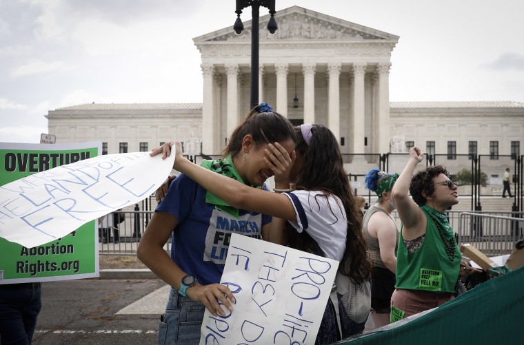 Las activistas por el derecho al aborto Carrie McDonald y Soraya Bata reaccionan al fallo de Dobbs v. Jackson que anula el histórico caso de aborto Roe v. Wade, frente a la Corte Suprema el 24 de junio de 2022 en Washington, DC.