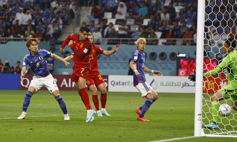 Álvaro Morata anotando el gol de España en el primer tiempo.
