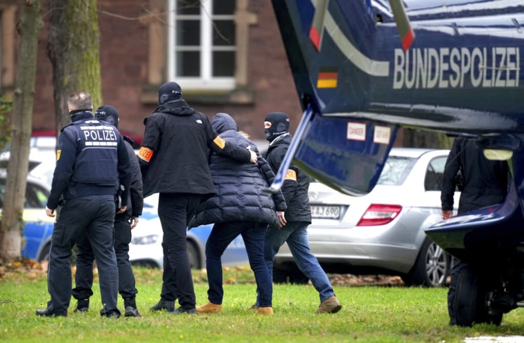 La policía alemana escolta a una de las personas arrestadas el 7 de diciembre de 2022, sospechosas organizar un golpe de Estado.