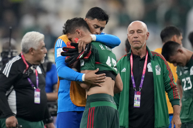 El zaguero mexicano Hector Moreno y el arquero Alfredo Talavera se abrazan al final del partido contra Arabia Saudí en el Grupo C del Mundial, el miércoles 30 de noviembre de 2022.