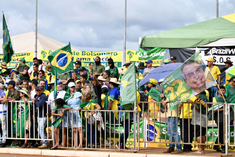 Los seguidores del presidente brasileño saliente, Jair Bolsonaro, realizan una manifestación contra los resultados de las elecciones presidenciales en un campamento improvisado frente a la sede del Ejército en Brasilia, el 29 de diciembre de 2022.