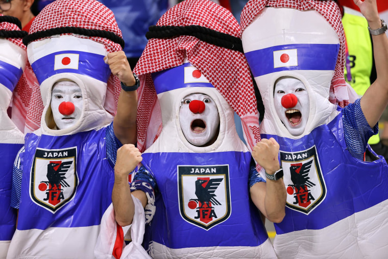 Fans japoneses antes del partido contra España en el Khalifa International Stadium de Doha, Catar.