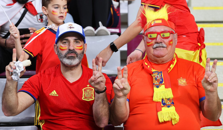 Fans de España antes del partido contra Japón en el Grupo E del mundial.