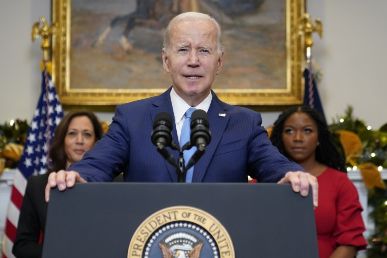 El presidente, Joe Biden, anuncia la liberación de la estrella de la WNBA, Brittney Griner, en un intercambio de prisioneros con Rusia, el jueves 8 de diciembre de 2022, en la Sala Roosevelt de la Casa Blanca en Washington.