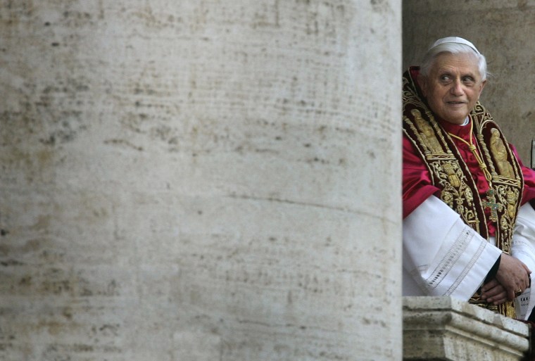 El papa electo Benedicto XVI, conocido como el cardenal alemán Joseph Ratzinger, saluda a miles de peregrinos desde el balcón de la Basílica de San Pedro en el Vaticano, el 19 de abril de 2005.