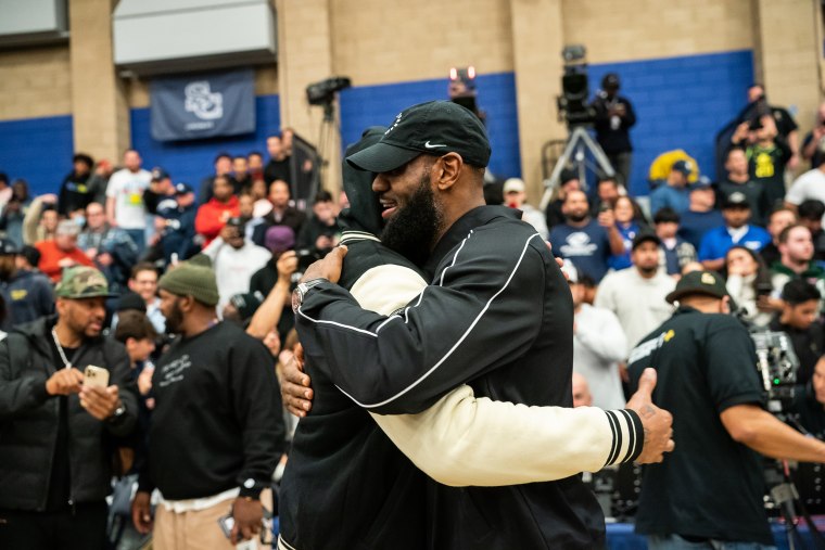 LeBron James, Carmelo Anthony and Sons Pose Together in Viral Photo After  Basketball Game