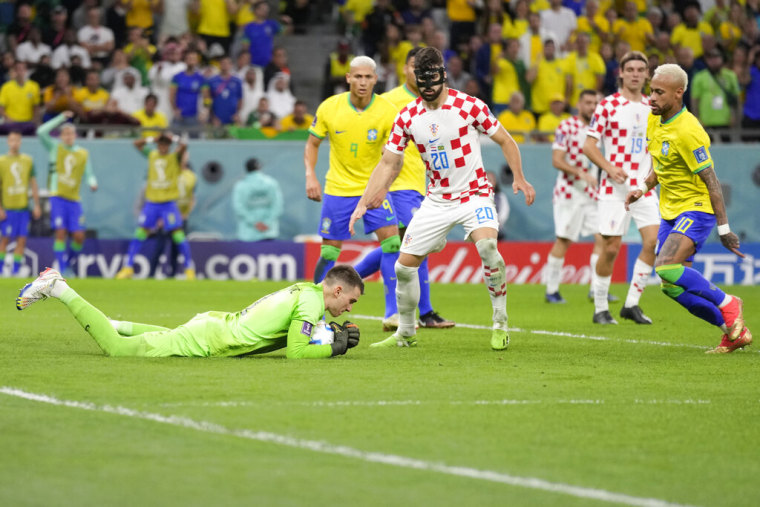 El portero croata Dominik Livakovic se aferra al balón en el segundo tiempo del partido contra Brasil.