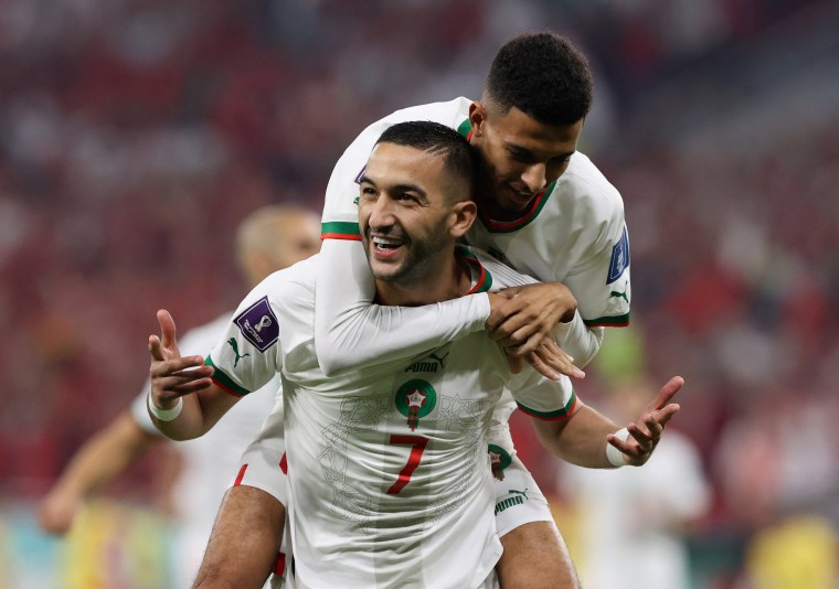 Hakim Ziyech celebra el primer gol de Marruecos contra Canadá junto con Azzedine Ounahi.