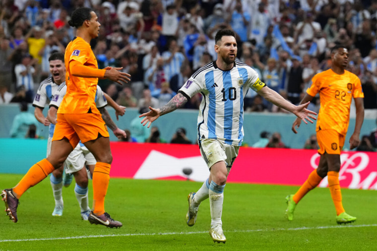 Messi anota de penal en el partido de Argentina vs. Países Bajos en los cuartos de final del Mundial de Catar 2022.