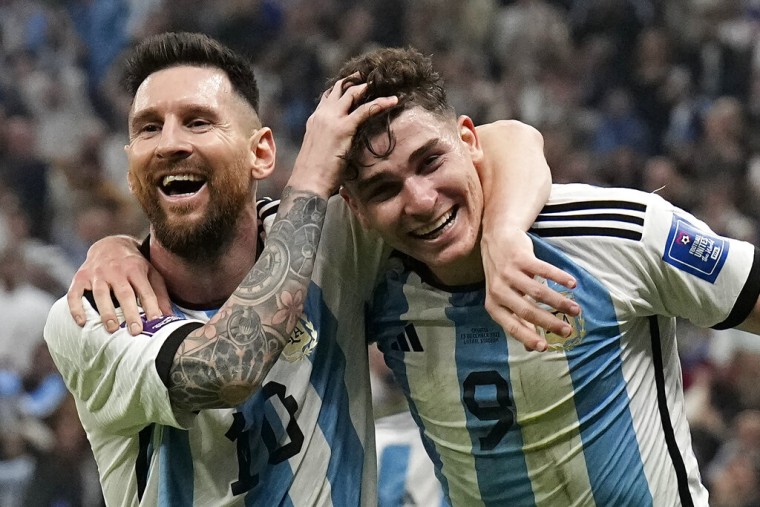 Lionel Messi y Julián Álvarez celebran luego que Álvarez anotó un de los goles que dio la victoria 3-0 de Argentina ante Croacia, el martes 13 de diciembre de 2022.