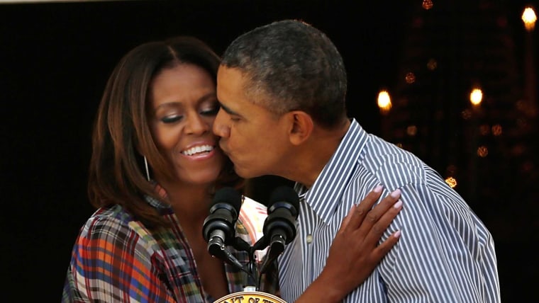 Michelle Obama y Barack Obama besándose en la Casa Blanca en 2014