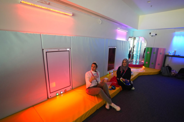 Raana Smith (derecha) y Alison Saraf, cofundadoras de Sensory Souk, dentro de una habitación sensorial en el estadio Lusail en Qatar.
