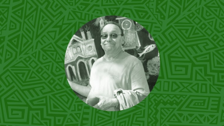 Carlos Morton, dramaturgo, en una foto circular sobre un fondo verde con garigoleos