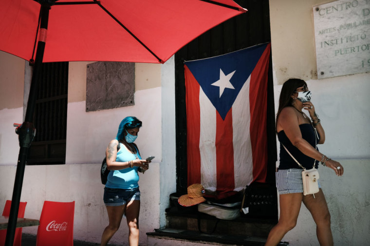 Un grupo de personas camina por el Viejo San Juan, Puerto Rico, el 21 de marzo de 2021.