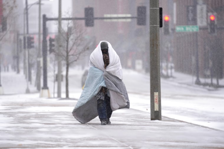 Una persona camina en St. Louis, Missouri el 22 de diciembre.