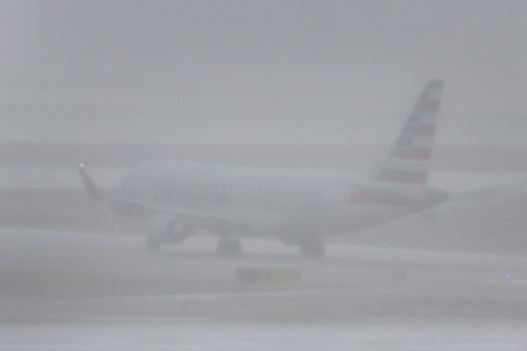 La nieve y la ventisca complicaron el funcionamiento del Aeropuerto Internacional O'Hare de Chicago, Illinois, el 22 de diciembre de 2022. En la imagen, un avión se prepara para despegar