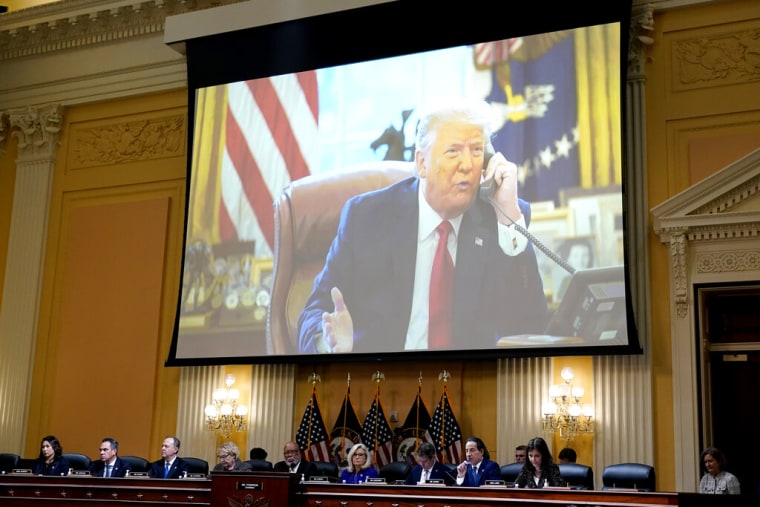 El comité e la Cámara de Representantes que investiga el asalto al Capitoio muestra una foto del expresidente Donald Trump, el 19 de diciembre de 2022.