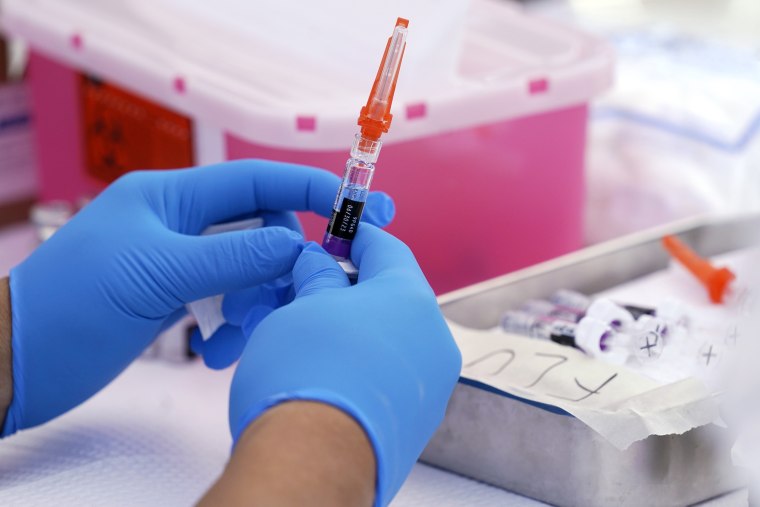 Una vacuna contra la gripe en un centro comunitario de Los Ángeles, California, el 28 de octubre de 2022.