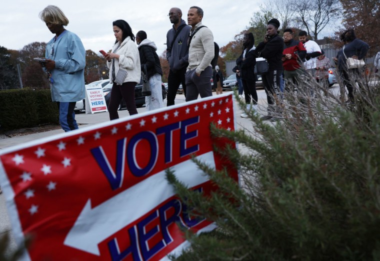 Residentes de Georgia esperan en fila para votar en Atlanta, el 29 de noviembre de 2022.