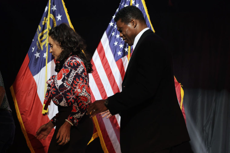 El candidato republicano al Senado Herschel Walker y su esposa Julie Blanchard tras su discurso de concesión en Atlanta, Georgia, el 6 de diciembre de 2022.